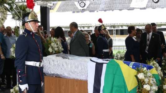 Mais de 230 mil pessoas estiveram presentes no velório de Pelé na Vila Belmiro