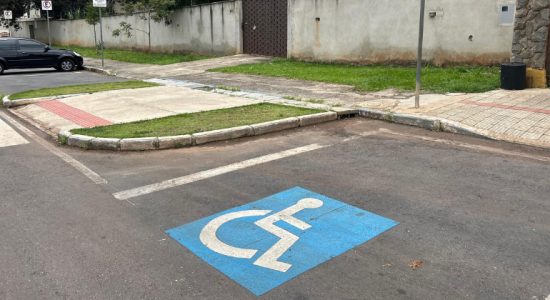 Mais de 3,6 mil multas por estacionar em vagas de pessoas com deficiência foram aplicadas em BH