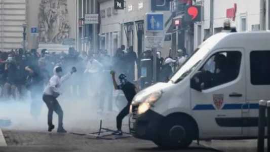 Mais de 300 pessoas foram detidas em distúrbios na França até a 01h30 do horário local