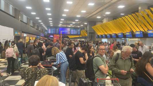 'Já faz dois dias que estou aqui': ventania causa caos e deixa passageiros presos em aeroportos de SP