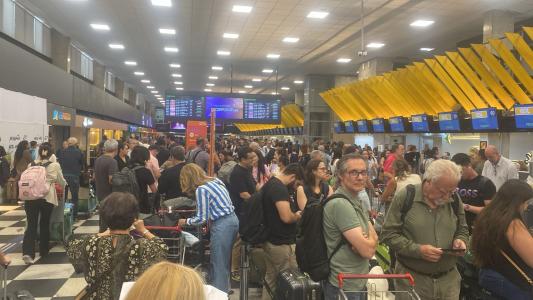 'Já faz dois dias que estou aqui': ventania causa caos e deixa passageiros presos em aeroportos de SP