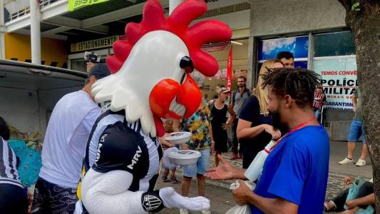 Mais de 4 mil marmitas foram entregues pelo Instituto Galo