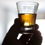 Beber demais pode causar doenças, coma alcoólico e até morte; conheça os riscos