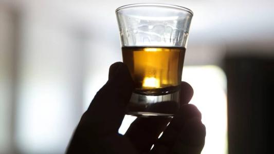 Mais de 50 mil brasileiros morreram por conta do álcool em 2020