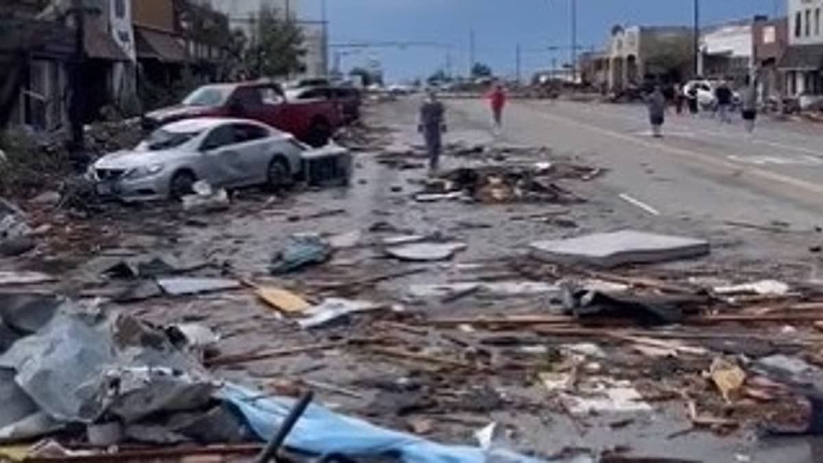 Vídeo: tornado no Texas deixa três mortos e dezenas de feridos  