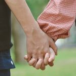 Estudo revela que ser engraçado não é uma característica tão boa assim no primeiro date 