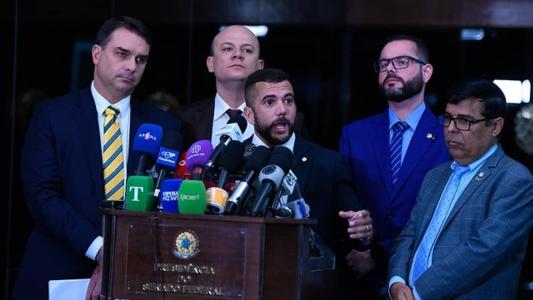 Mais de 60 deputados assinam o pedido de impeachment do ministro Luís Roberto Barroso, do STF