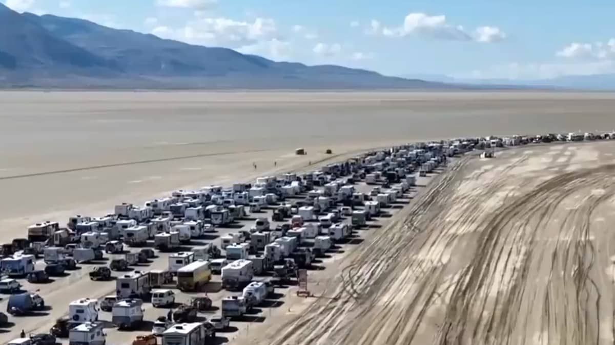 Participantes do Festival Burning Man enfrentam saída lenta do local