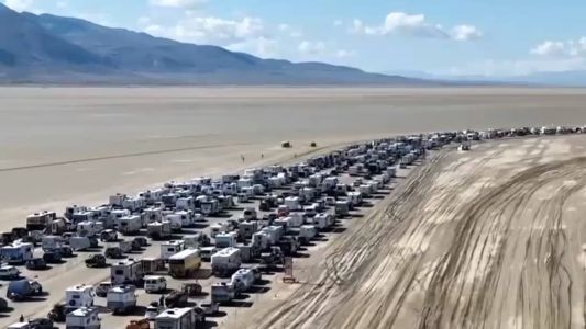 Mais de 60 mil pessoas enfrentaram um longo engarrafamento para deixar o local