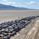 Participantes do Festival Burning Man enfrentam saída lenta do local