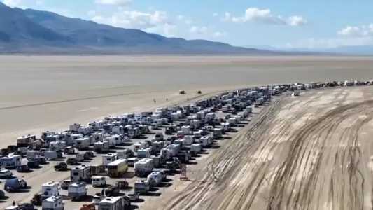 Mais de 60 mil pessoas enfrentaram um longo engarrafamento para deixar o local