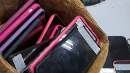 Mais de 70 celulares foram apreendidos pela Gurda Municipal com duas colombianas, que confessaram o crime