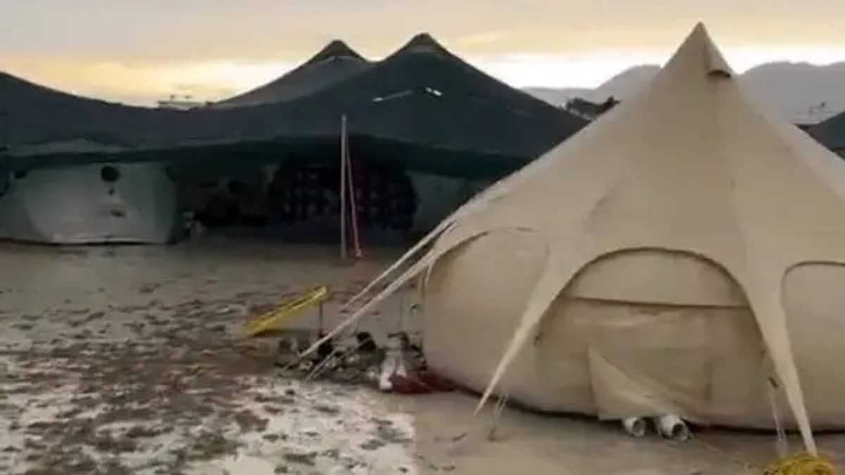 Primeiras participantes do Festival Burning Man começam a deixar o local