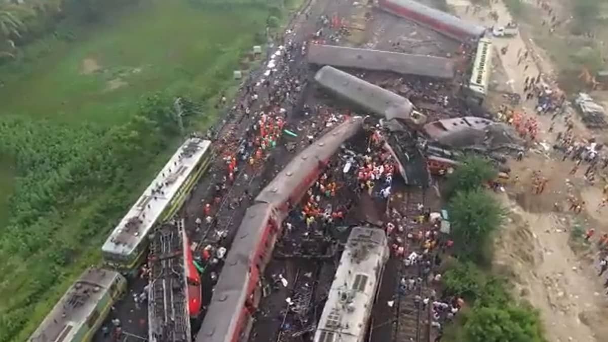 Sobe para 288 o número de mortos em acidente com trens na Índia 