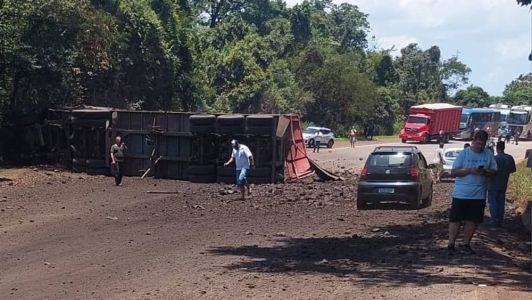 Carreta de minério tomba e fecha BR-040 em Congonhas; veja imagens