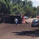 Carreta de minério tomba e fecha BR-040 em Congonhas; veja imagens