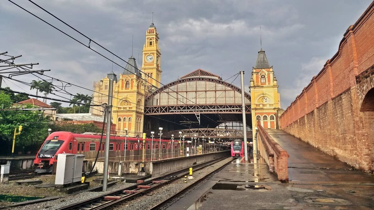 Homem é morto com pedrada em estação de metrô de SP 