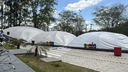 Mal montada, estrutura foi ao chão, deixando duas pessoas feridas sem gravidade