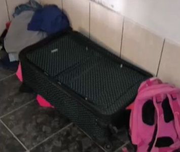 Enquanto conversavam com a mulher, os policiais viram o foragido correndo na residência tentando se esconder