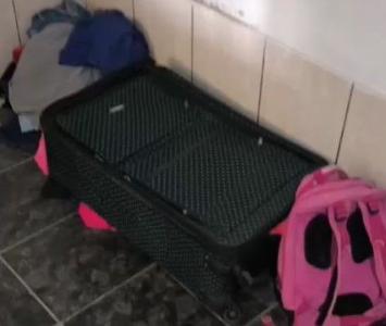 Enquanto conversavam com a mulher, os policiais viram o foragido correndo na residência tentando se esconder