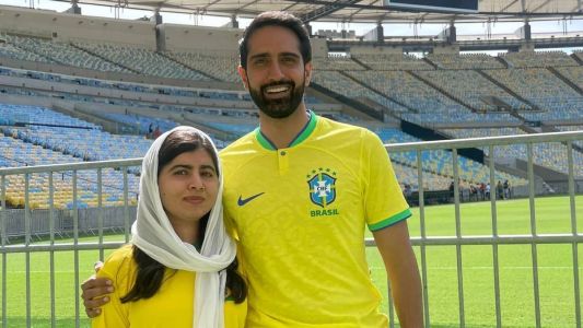 Malala e o esposo Asser Malik no Maracanã, nesta segunda-feira (22)