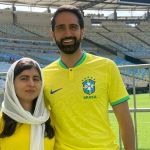 'Brasileira', Malala faz visita ao Maracanã, marca gol e dá 'entrevista'; assista