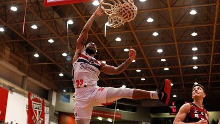 Malcolm Miller, ala estadunidense do São Paulo, em lance pelo jogo 2 da semifinal do NBB
