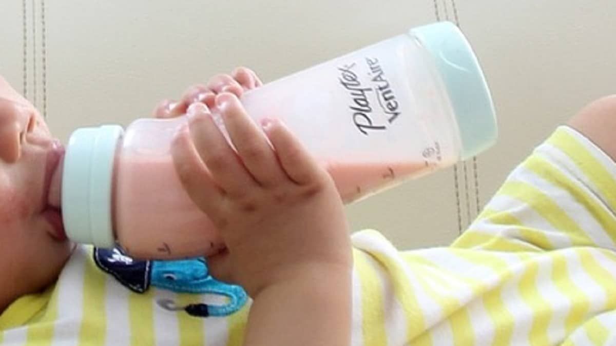 Mãe que deu mamadeira com soda cáustica para filha é condenada, mas vai recorrer em liberdade