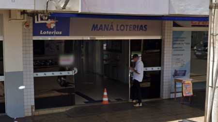 Foto mostra fachada de lotérica em Ituiutaba (MG)