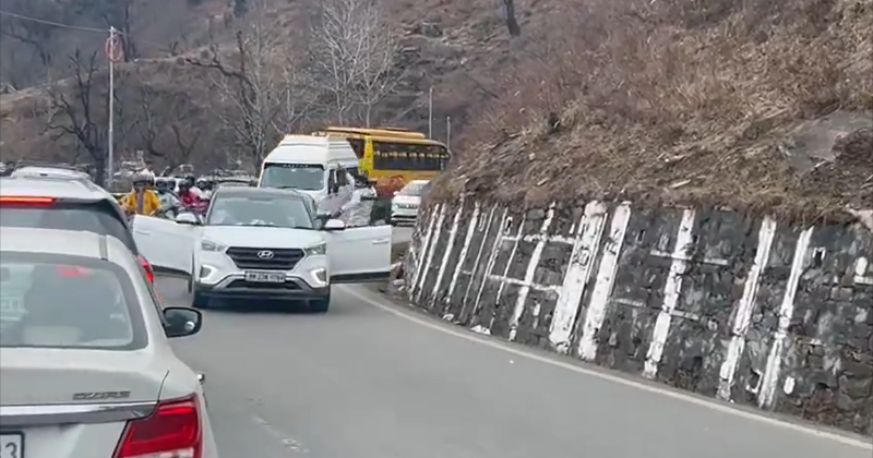 Vídeo: carro é flagrado andando com as portas abertas na Índia