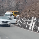 Vídeo: carro é flagrado andando com as portas abertas na Índia