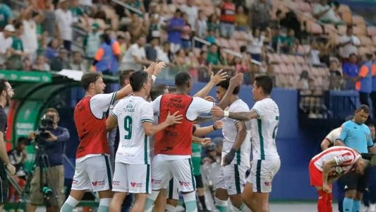 Manaus marcou dois gols na reta final do jogo