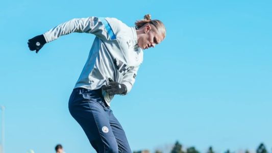 Manchester City, de Erling Haaland, entra em campo neste domingo (12)