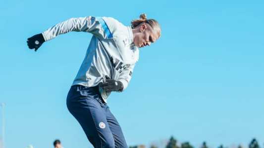 Manchester City, de Erling Haaland, entra em campo neste domingo (12)