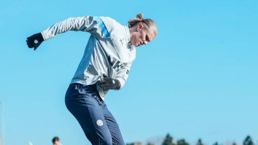 Manchester City, de Erling Haaland, entra em campo neste domingo (12)
