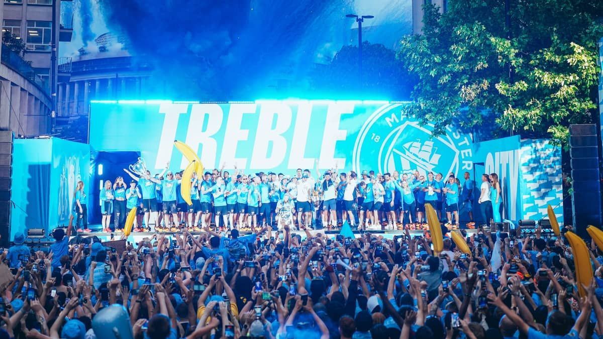 Festa na rua e banho de cerveja; assista aos vídeos da comemoração do Manchester City