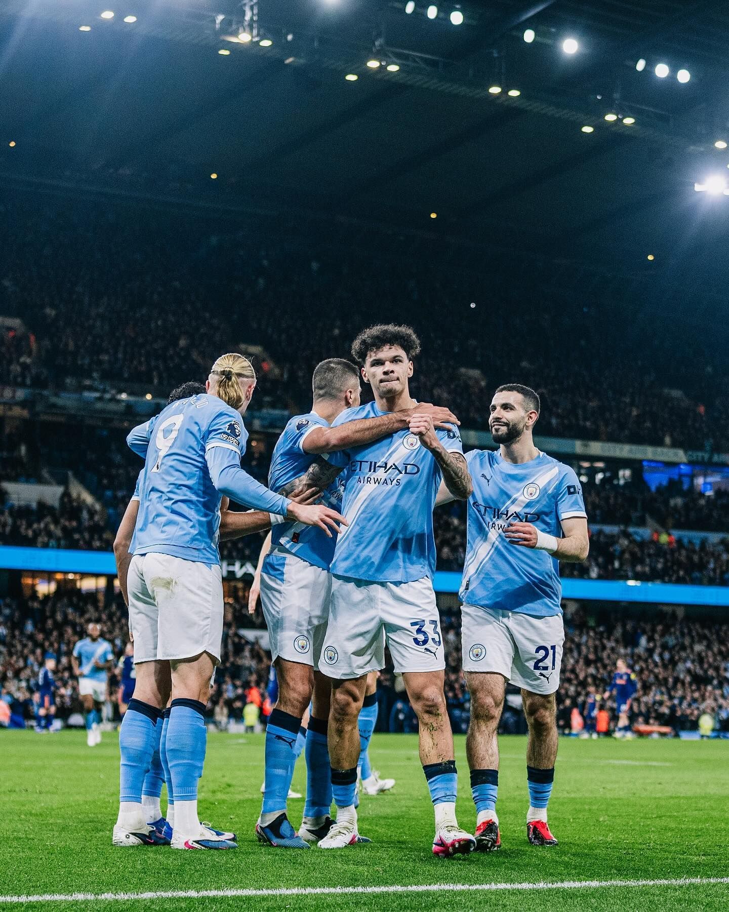 O'Reilly brilha, City vence Newcastle e segue na cola do Arsenal na Premier League