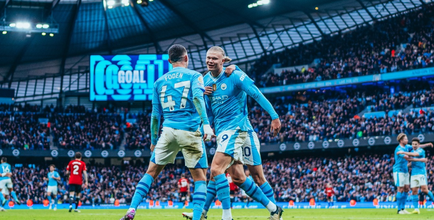 Com dois de Foden, City vira sobre o United e segue vice-líder do Inglês