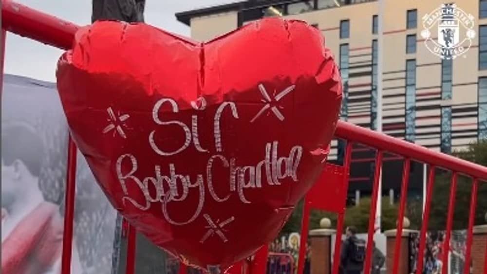 Bobby Charlton é homenageado pelo Manchester United antes de jogo da Champions