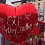 Bobby Charlton é homenageado pelo Manchester United antes de jogo da Champions