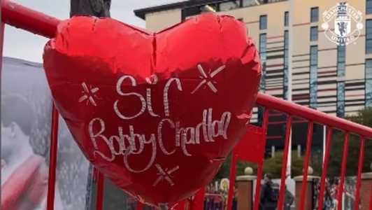 Manchester United presta homenagens ao ídolo Sir Bobby Charlton