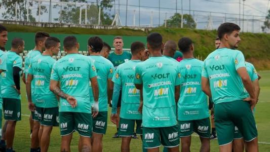 Mancini durante treino do América nesta quarta-feira (8)