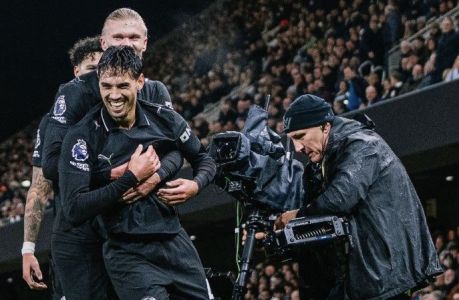 Jogadores do Manchester City comemoram gol sobre o Fulham na Premier League 2025/2026
