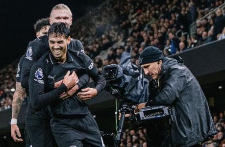 Jogadores do Manchester City comemoram gol sobre o Fulham na Premier League 2025/2026