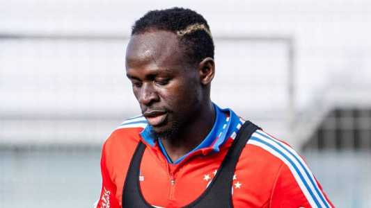 Mané já treina com bola, mas ainda não está pronto para voltar aos gramados