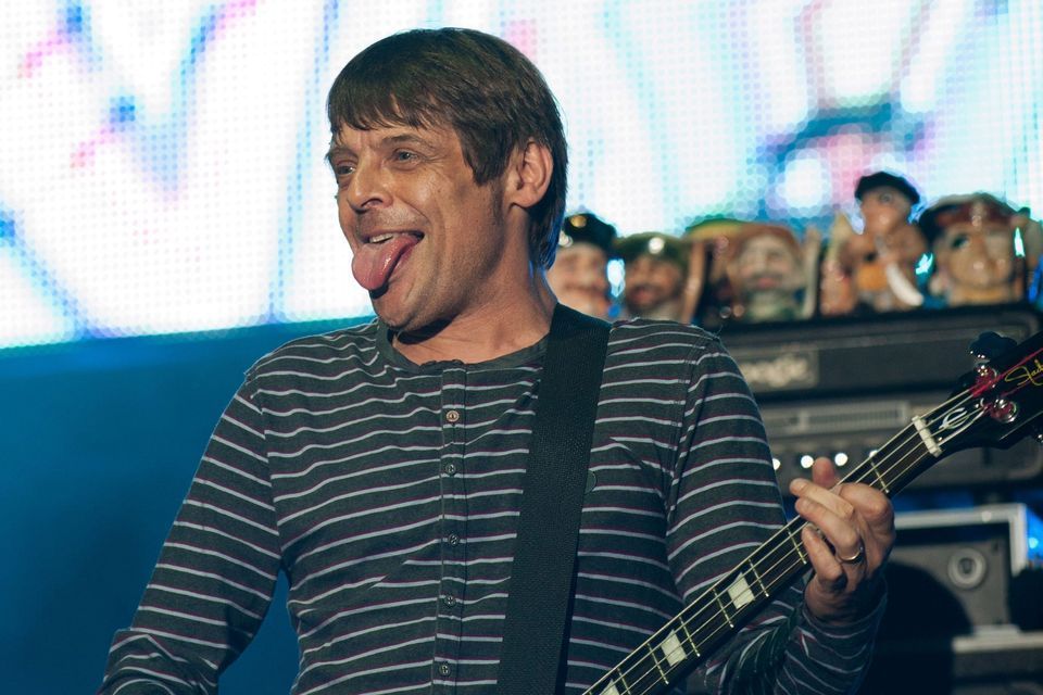 Morre Gary 'Mani' Mounfield, baixista da banda Stone Roses, aos 63 anos