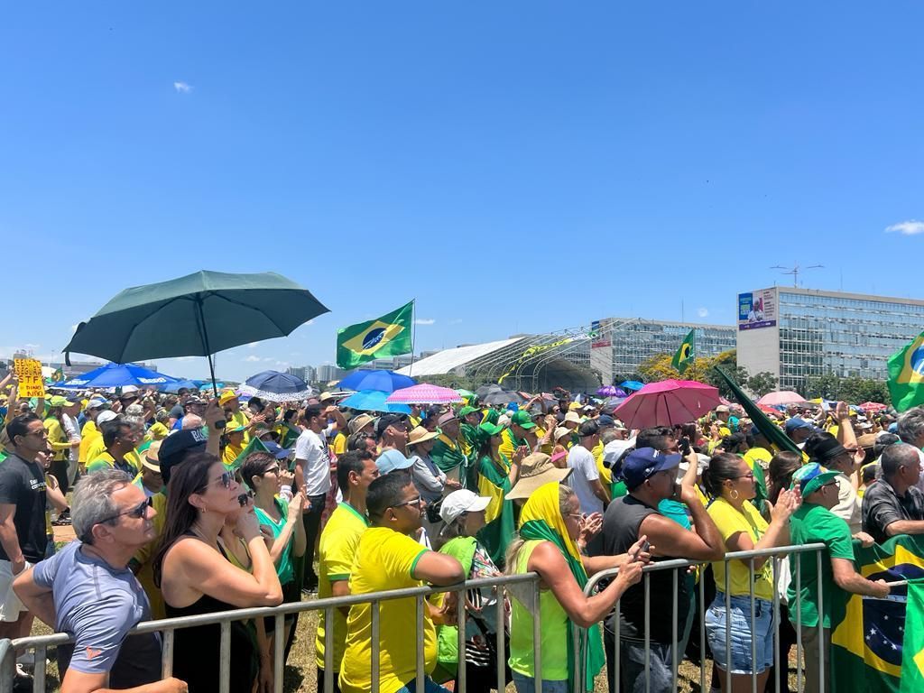 Praça dos Três Poderes e prédios são cercados em primeira manifestação bolsonarista depois do 8/1