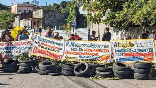Após uma manifestação nesta sexta-feira (1º), com bloqueio de via, lideranças da área foram recebidas pela prefeitura