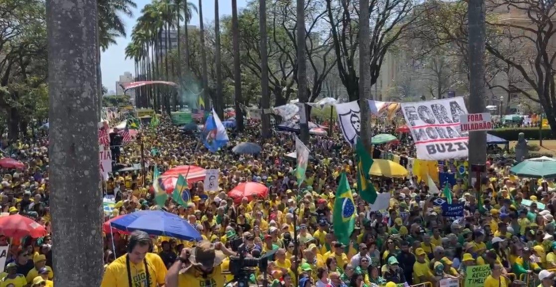 7 de Setembro: manifestação da direita reúne milhares de pessoas na Praça da Liberdade