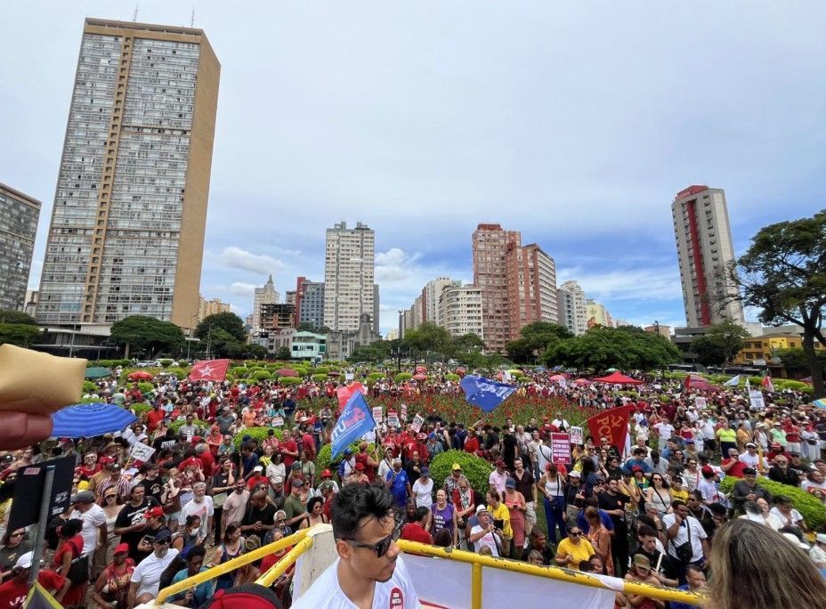 Ato contra PL da Dosimetria reúne manifestantes no Centro de BH
